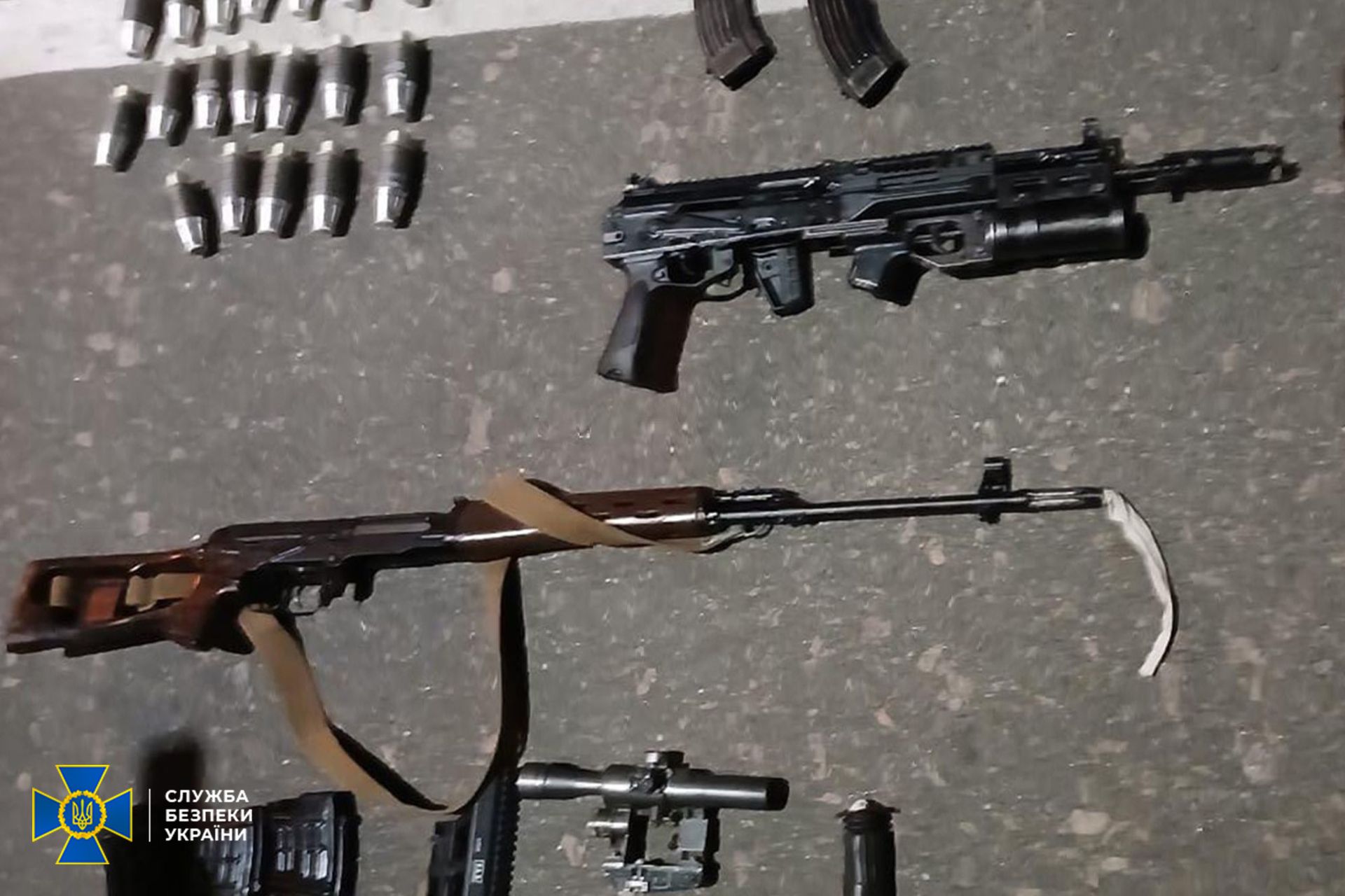 Продавали трофейну зброю з поштовою доставкою: СБУ з Нацполіцією здійснили гучні затримання у Дніпрі та ще трьох регіонах 8