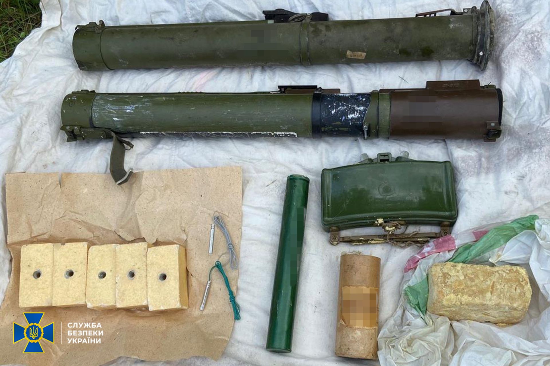 Продавали трофейну зброю з поштовою доставкою: СБУ з Нацполіцією здійснили гучні затримання у Дніпрі та ще трьох регіонах 6