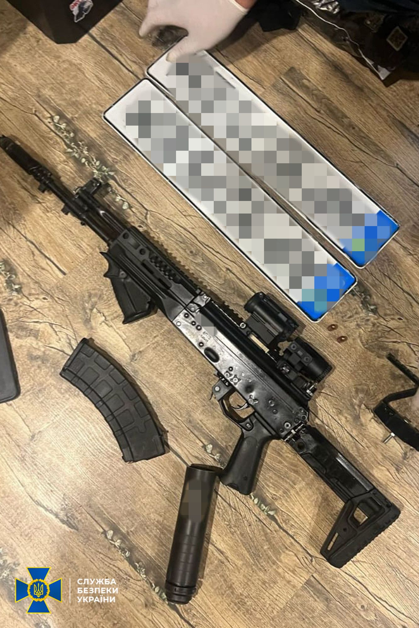 Продавали трофейну зброю з поштовою доставкою: СБУ з Нацполіцією здійснили гучні затримання у Дніпрі та ще трьох регіонах 5