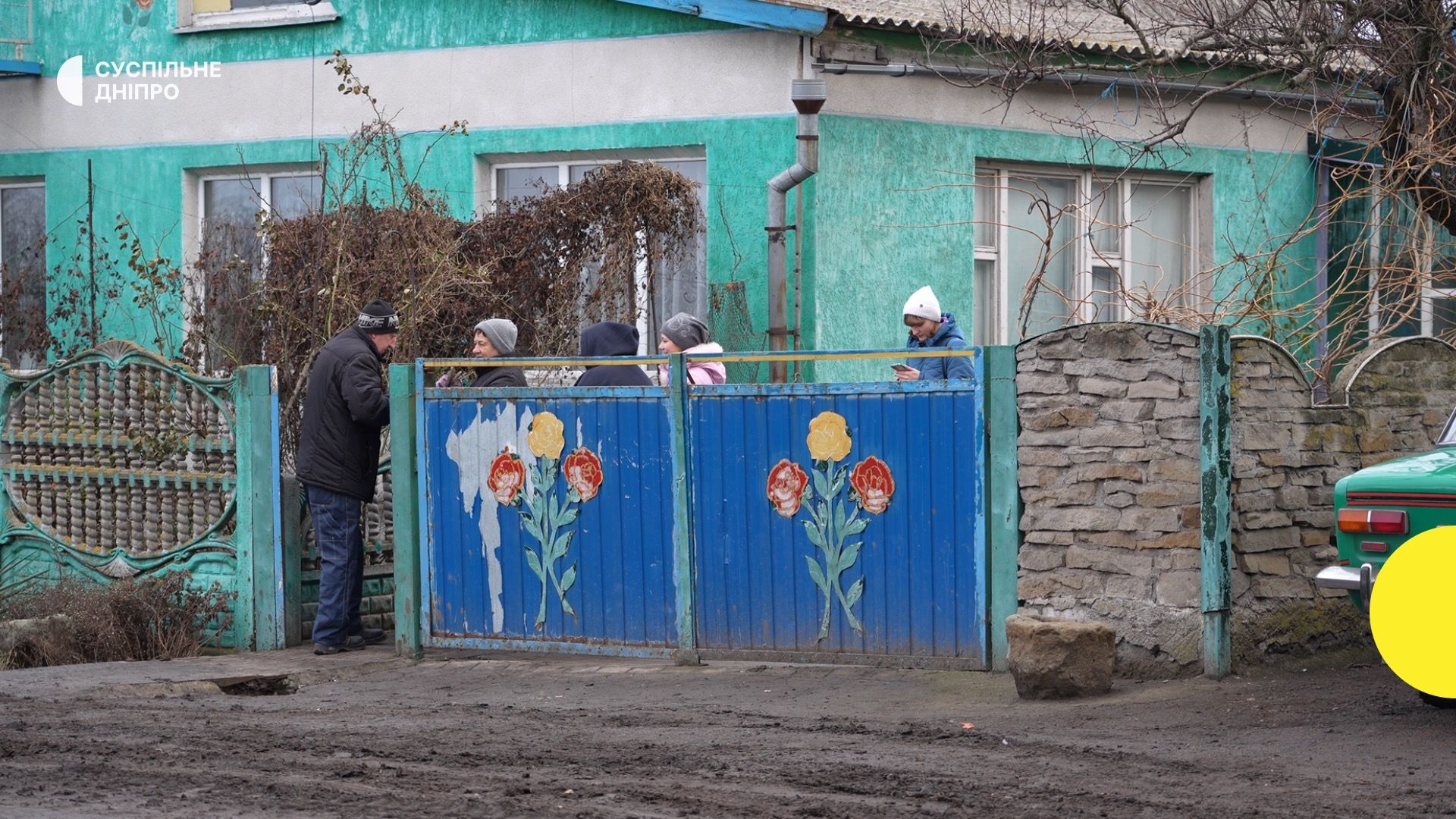 Жители Новопавловки живут под обстрелами уже больше полугода. Жители Новопавловки живут под обстрелами уже больше полугода.