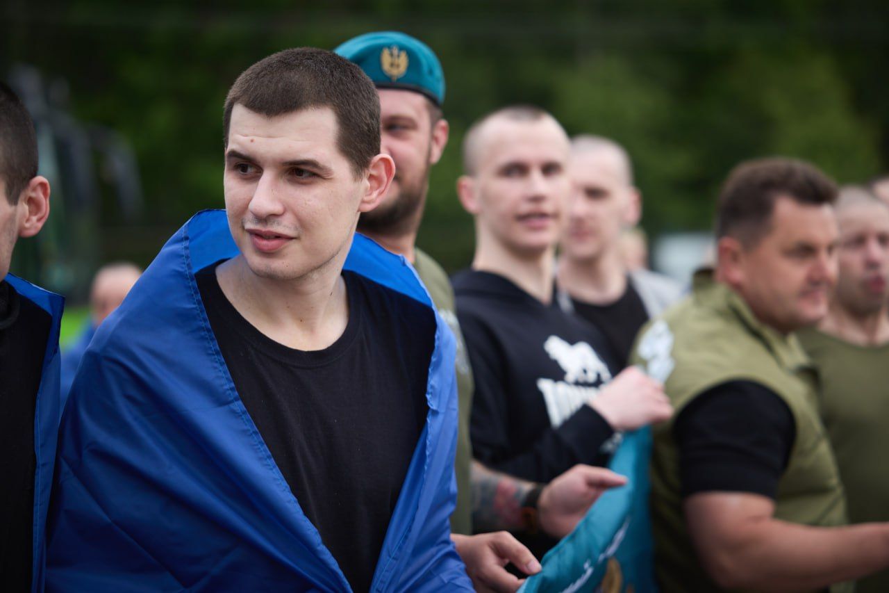 Захисники України вже на рідній землі Захисники України вже на рідній землі