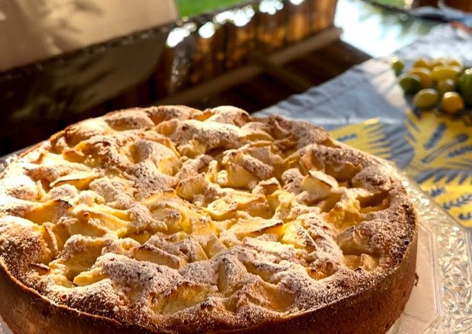 Шарлотка виходить дуже ароматна та соковита