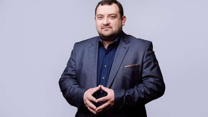 Хабар, алкоголь, втечі: як “хороший депутат” Кузьміних уникає відповідальності