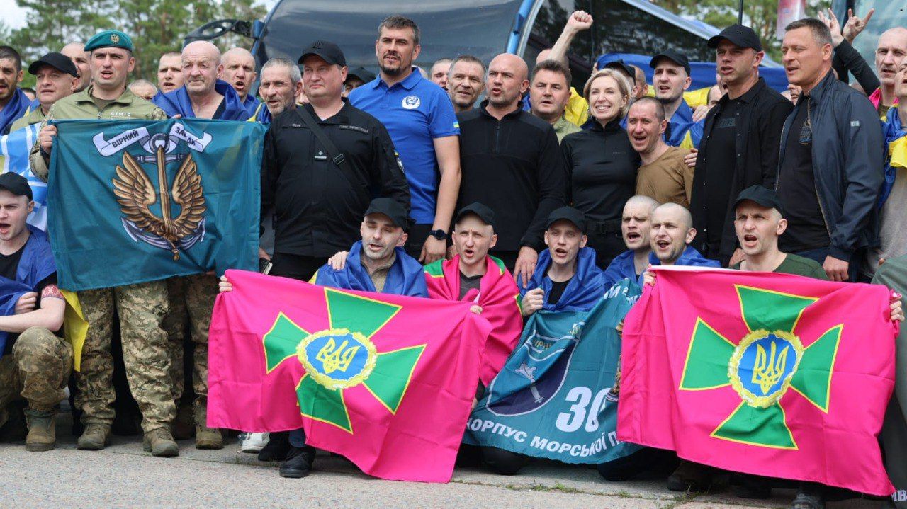 В Украину вернули военных из российского плена - были в неволе с 2022 года.