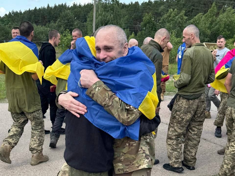 В Україну повернули військових з російського полону - були в неволі з 2022 року 3