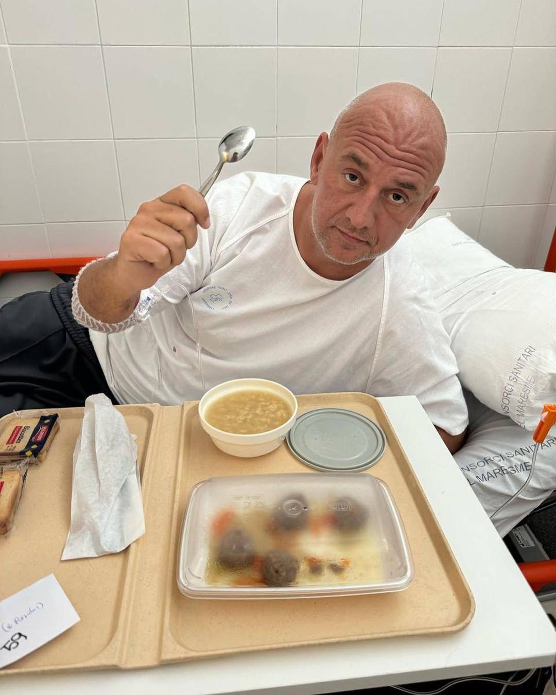 Алексей Потапенко в больнице палате принимает пищу