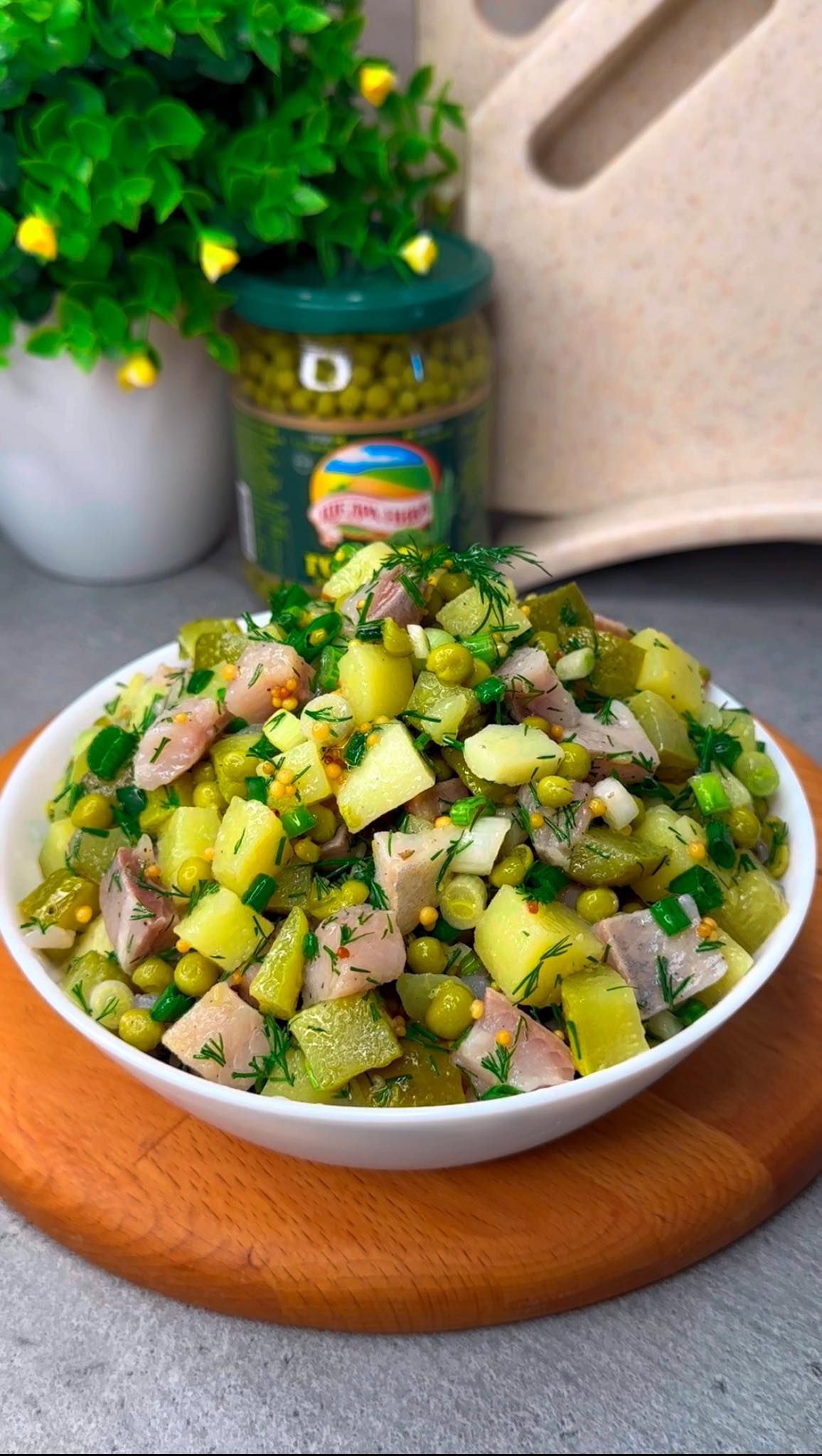 Салат получается легкий, но питательный.