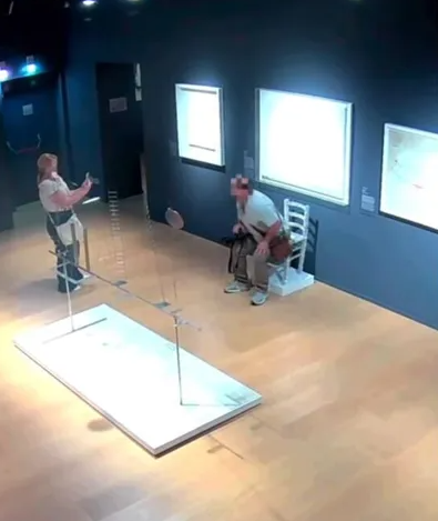 Зламали музейний експонат Зламали музейний експонат