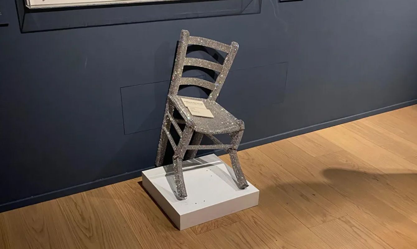 Стілець віддали у ремонт Стілець віддали у ремонт