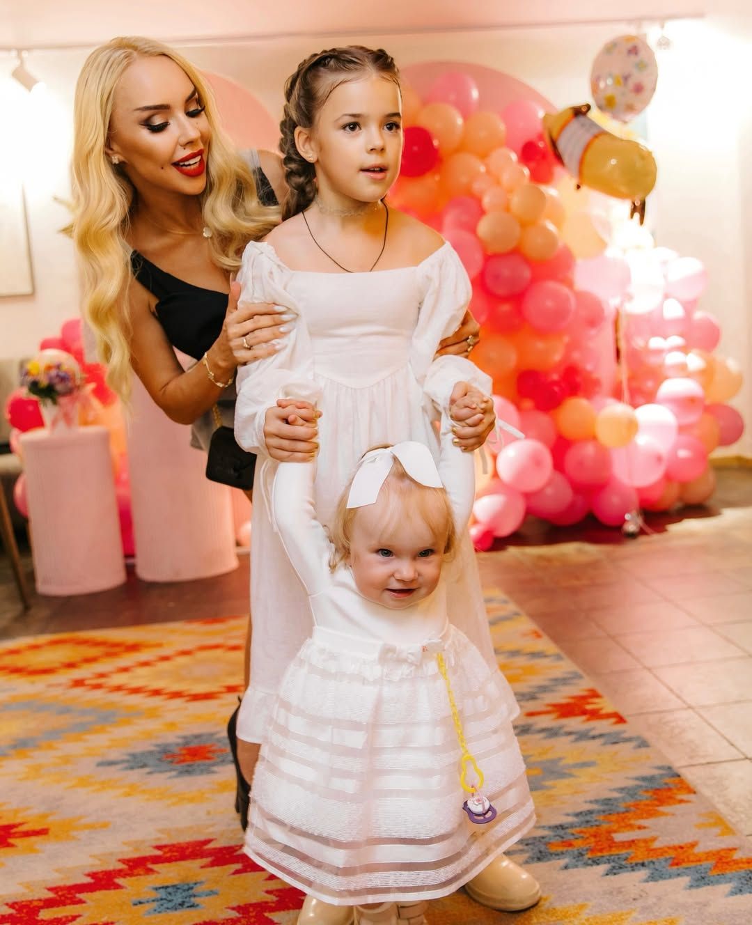 Співачка СолоХа з доньками