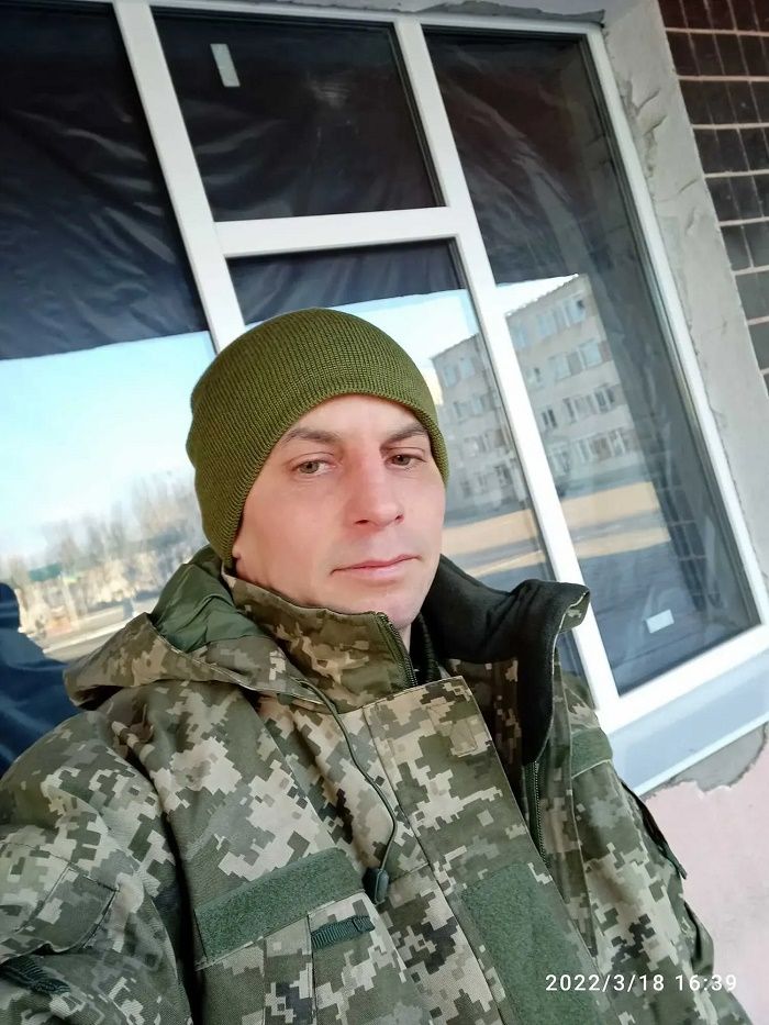 Отец Насти Артем Бурик на службе.