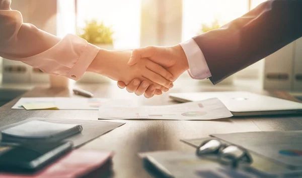 Рукопотискання важливий жест, який демонструє повагу Важливість рукостискання