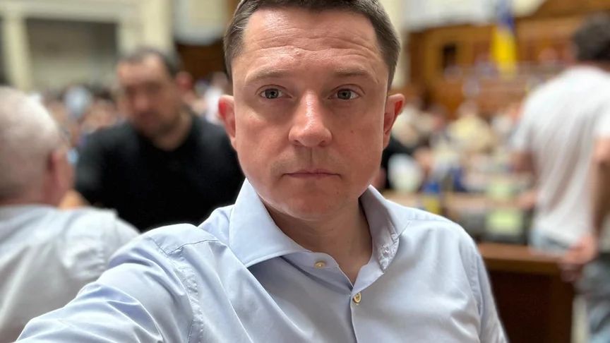 Народний депутат Олесь Довгий у залі засідань Верховної Ради Facebook / Олесь Довгий Народний депутат Олесь Довгий у залі засідань Верховної Ради Facebook / Олесь Довгий