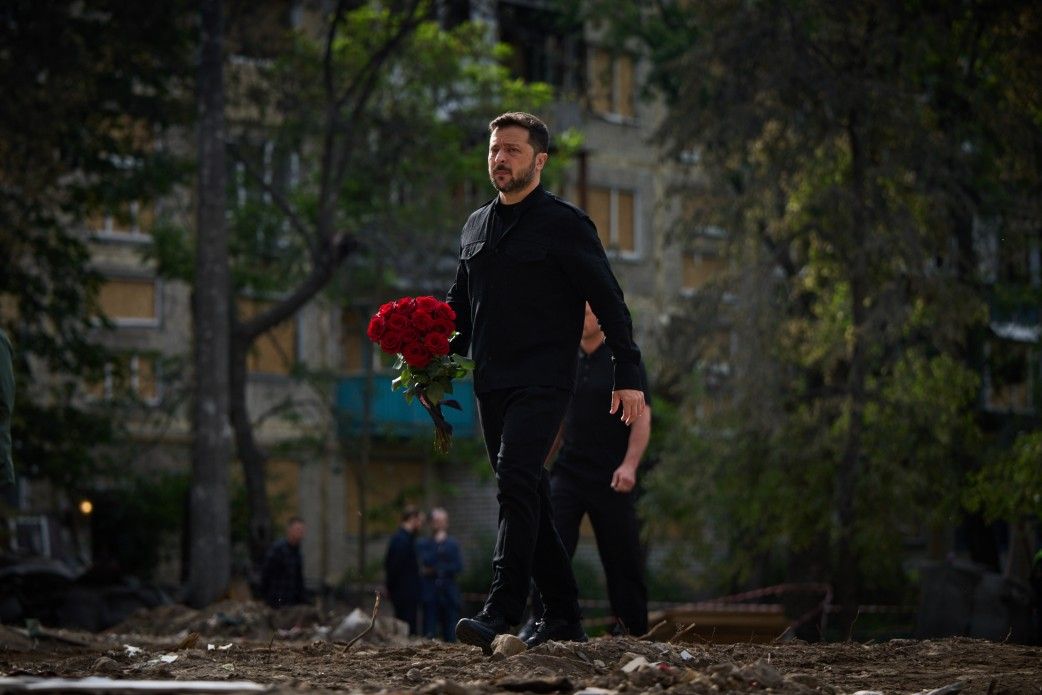 Атака РФ на Київ: Зеленський вшанував пам'ять загиблих на місці російського удару 1