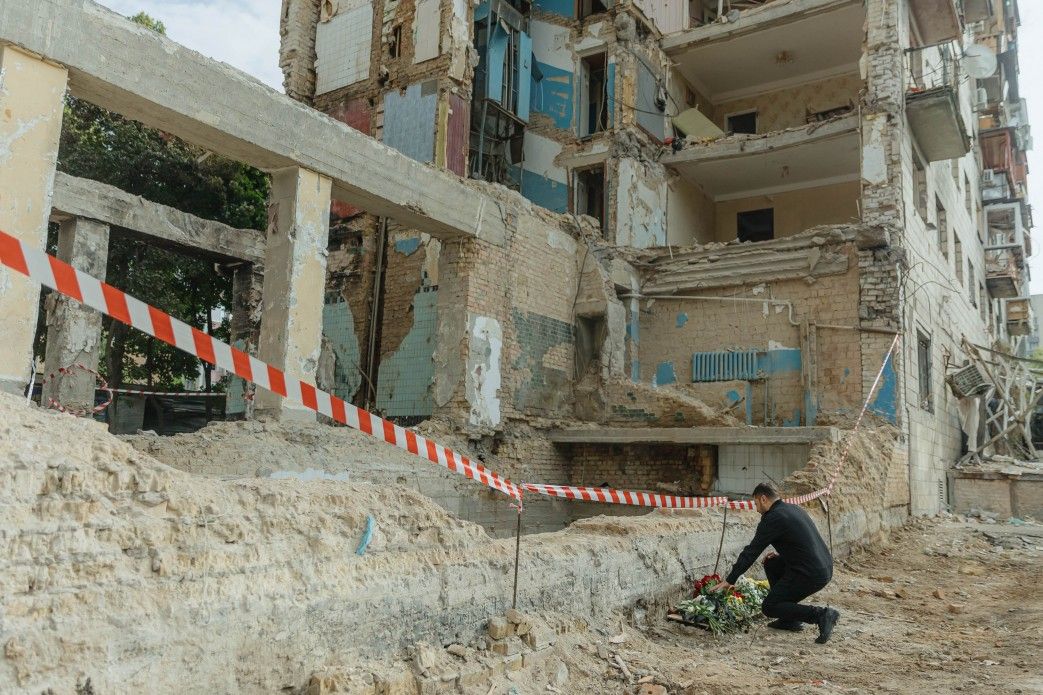 Атака РФ на Київ: Зеленський вшанував пам'ять загиблих на місці російського удару 2