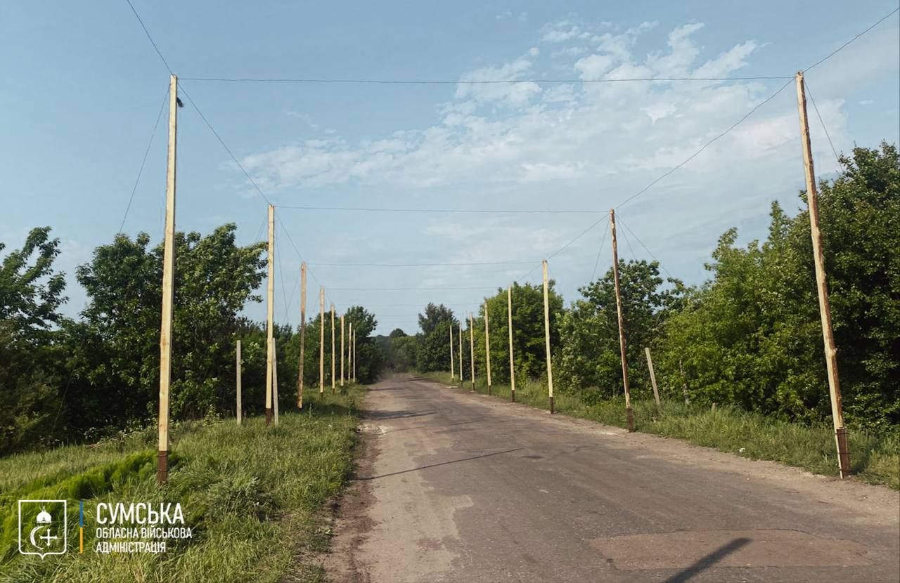 На Сумщині дороги закривають сітками від ворожих очей На Сумщині дороги закривають сітками від ворожих очей