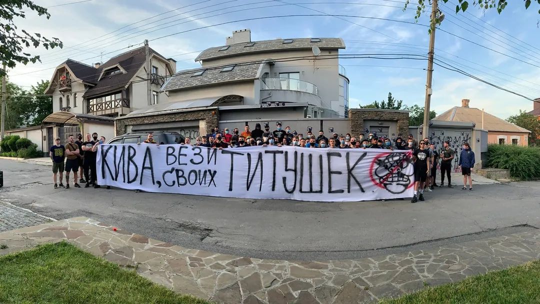 Акція Нацкорпусу під будинком Гуфмана у 2020 році Акція Нацкорпусу під будинком Гуфмана у 2020 році