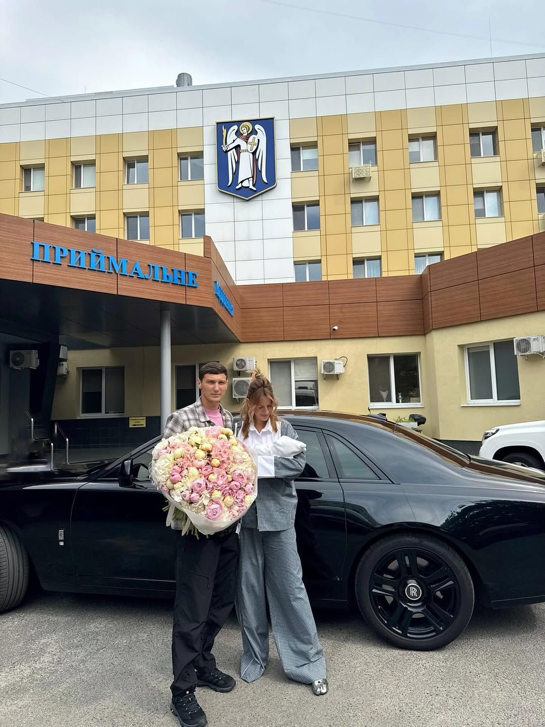 Новоспеченний тато приїхав на виписку з великими букетом квітів