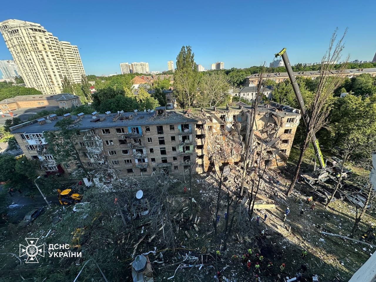 Ракета попала в дом напротив того, в котором живет семья артистов. Ракета попала в дом напротив того, в котором живет семья артистов.