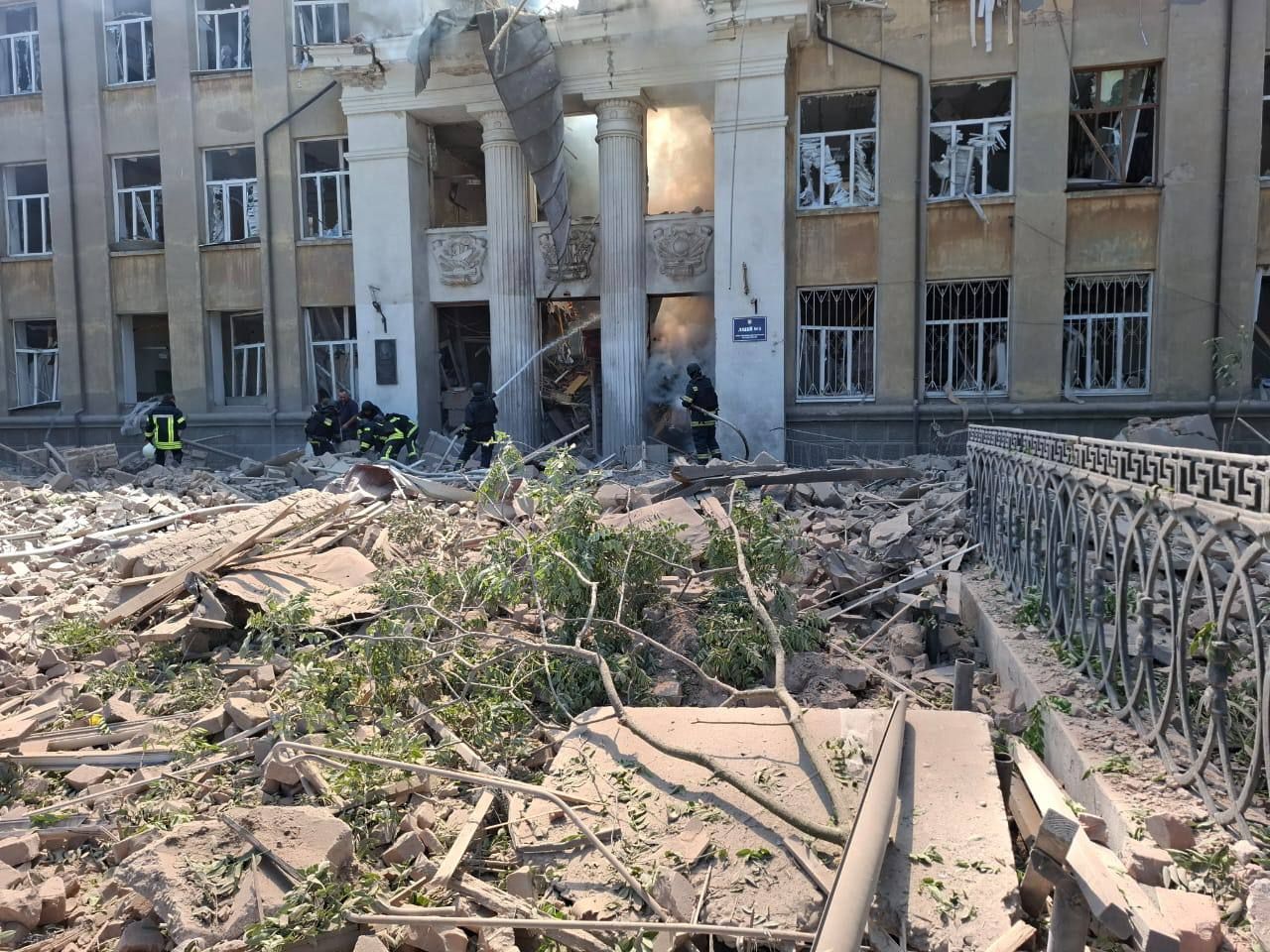 РФ вдарила балістикою по школі у Білгород-Дністровському: є загиблі, під завалами шукають людей 1