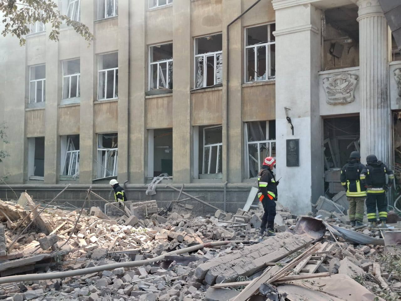 РФ вдарила балістикою по школі у Білгород-Дністровському: є загиблі, під завалами шукають людей 2