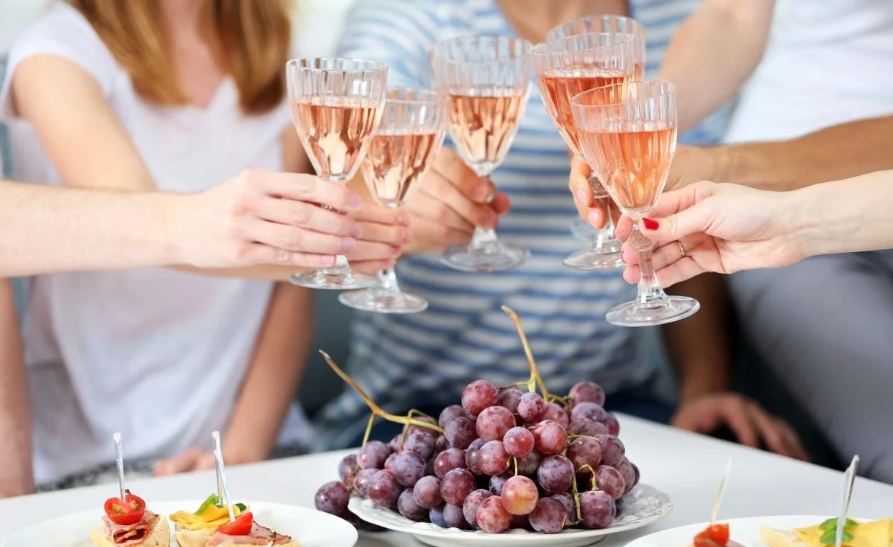 Розовое вино является самым изящным