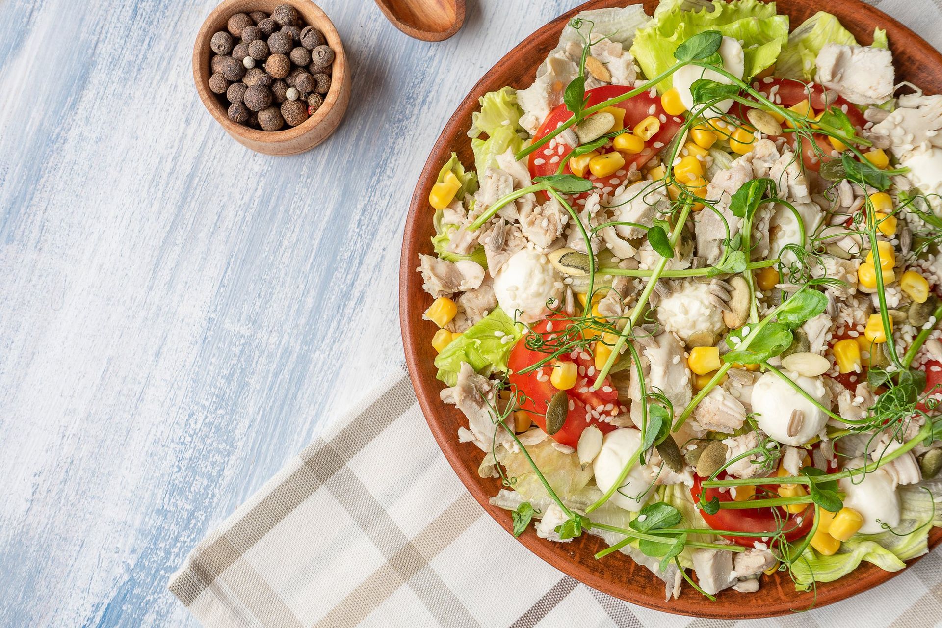 можна додати більше свіжих овочів, наприклад, помідори та перець. Для тих, хто сумує за Таїландом: салат зі свинини та хрусткого рису 1