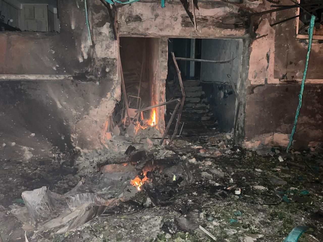 Россияне дроном атаковали многоэтажку в Донецкой области, ранены и разрушены.