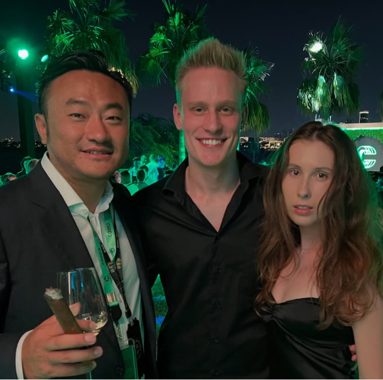 Александр Орловский и его девушка вместе с CEO криптобиржи Bybit Беном Чжоу Александр Орловский и его девушка вместе с CEO криптобиржи Bybit Беном Чжоу
