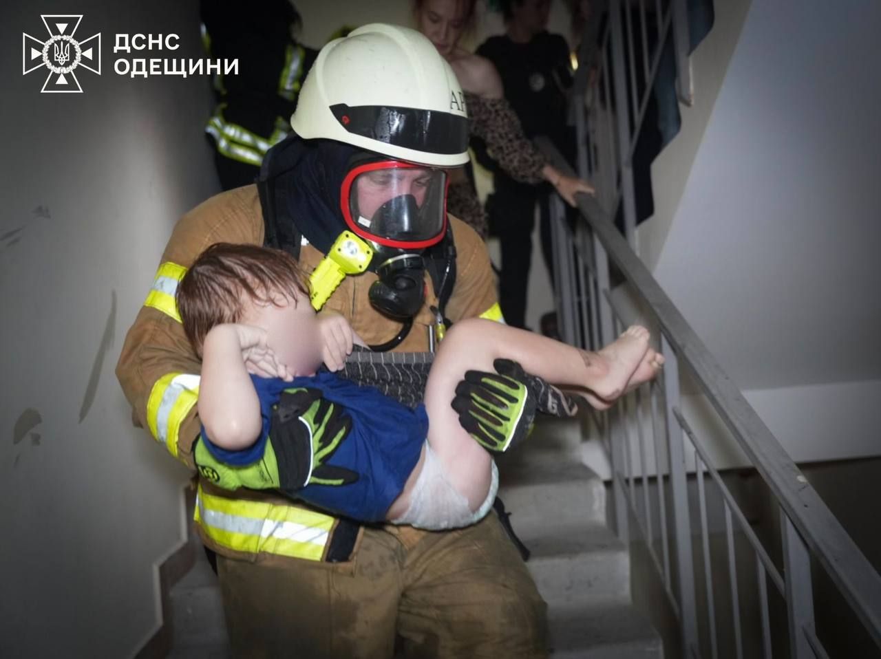 Надзвичайники розблокували п'ятьох осіб, зокрема дитину, після атаки РФ. Фото - ДСНС