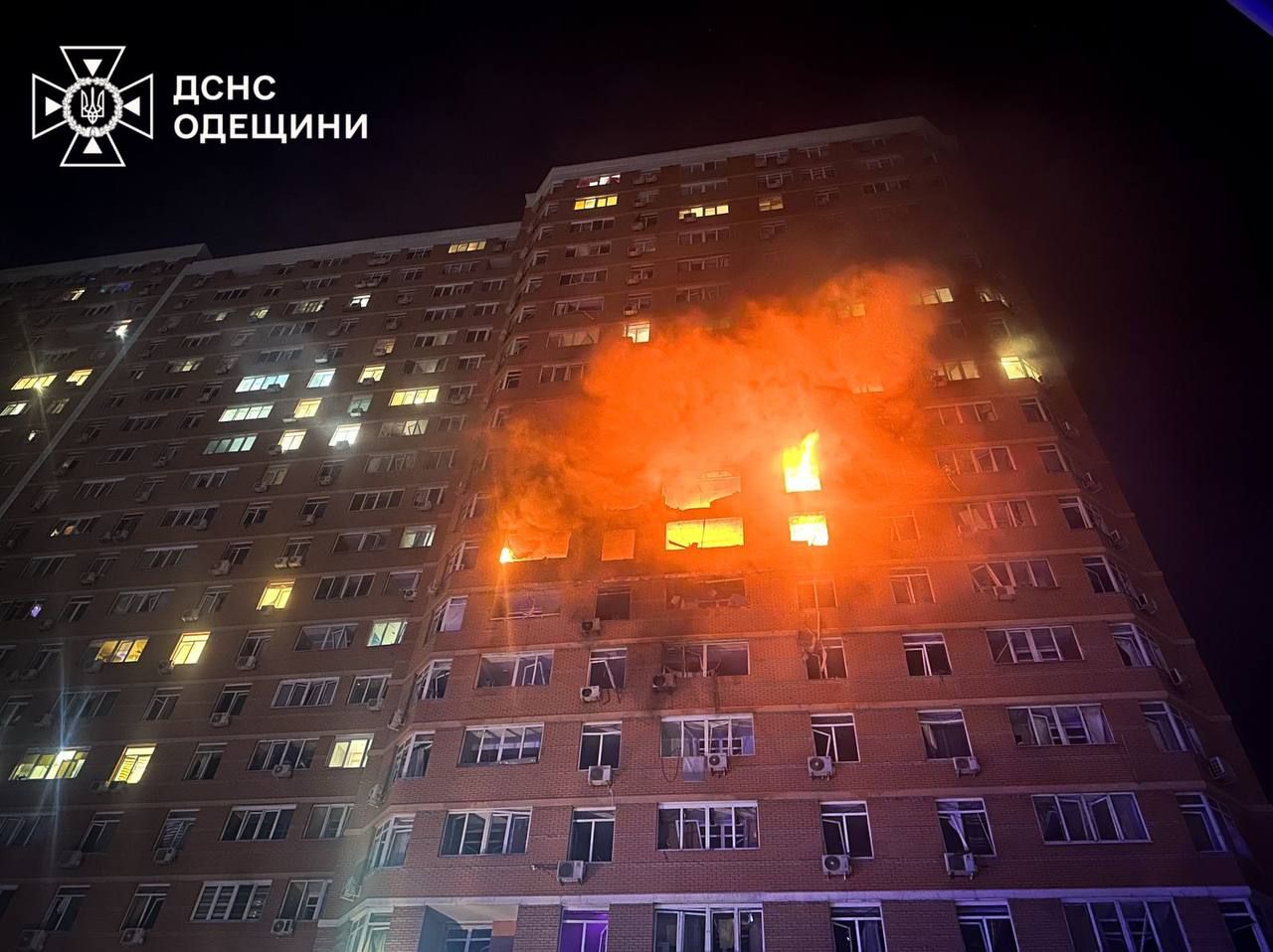 В результате атаки "Шахеда" по Одессе вспыхнул пожар в многоэтажке. Фото - ГСЧС