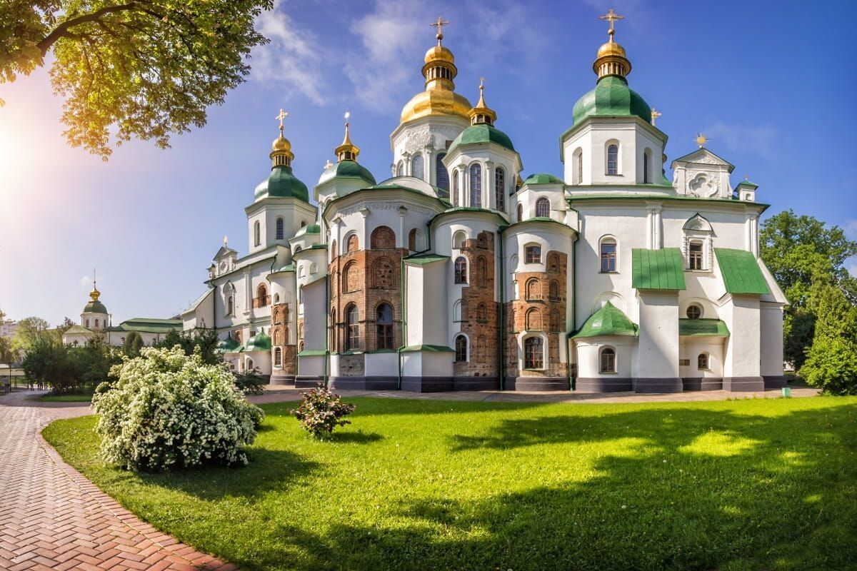 Самыми первыми красивыми постройками считались церкви Какой сегодня, 1 июля, праздник: День следователя Украины и Международный день шуток 4
