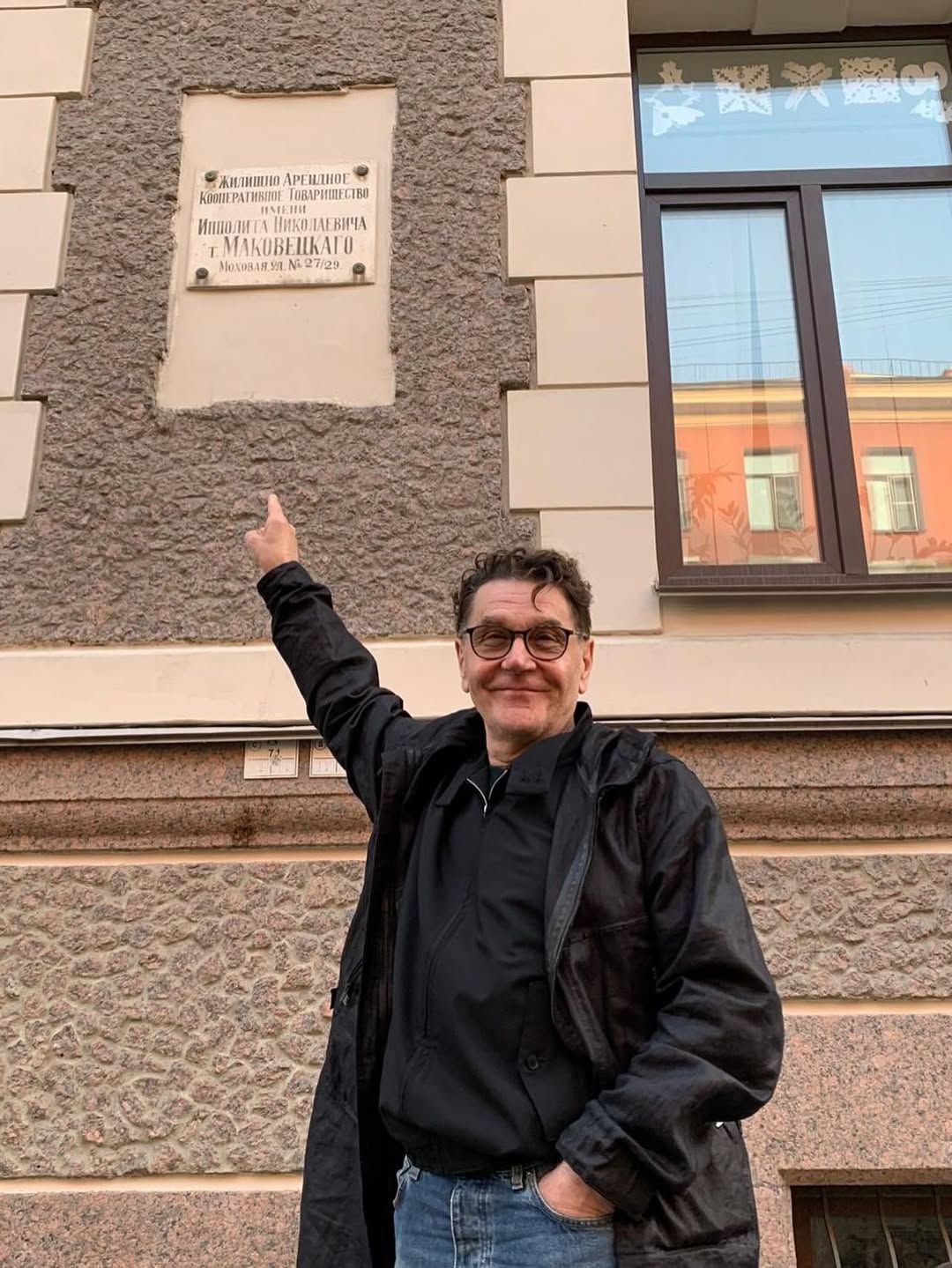 Сергей Маковецкий мог уехать из путинской России, но он выбрал гастроли в оккупированном Крыму. Сергей Маковецкий мог уехать из путинской России, но он выбрал гастроли в оккупированном Крыму.