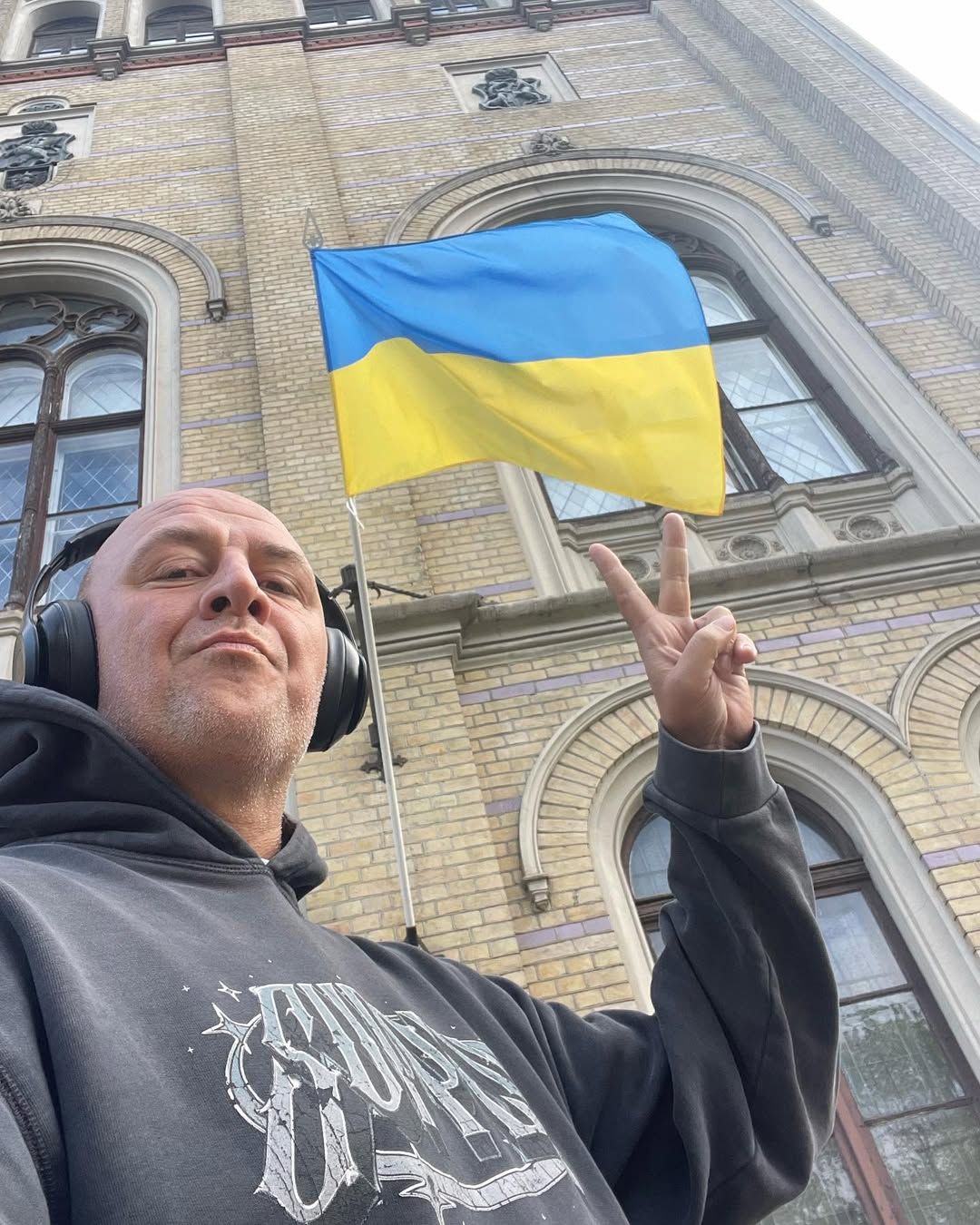 Потап намагається бути солідарним з Україною, але, за великим рахунком, на відстані - з Європи.