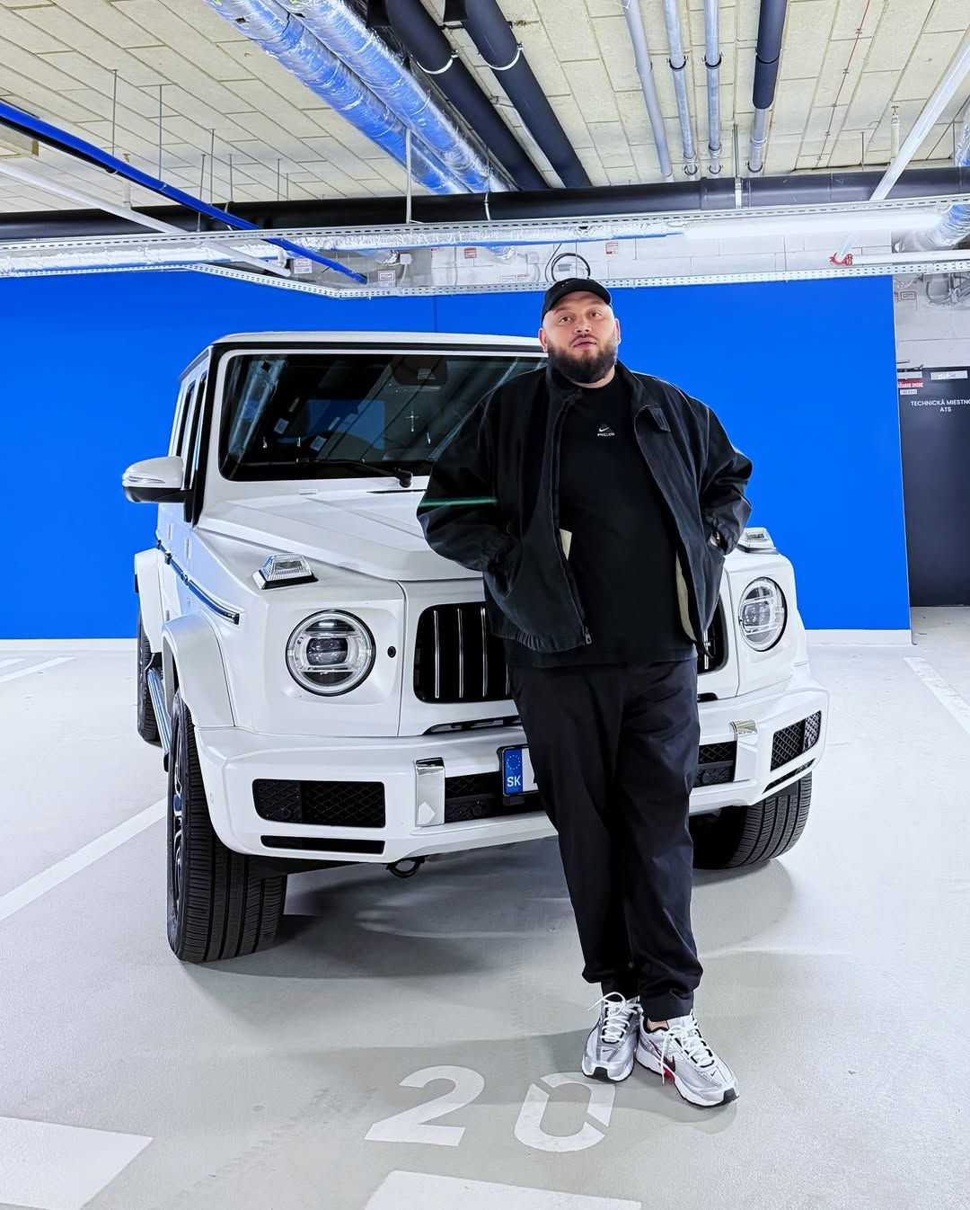 Залишившись без заробітків Київстонер придбав собі дорогу машину Залишившись без заробітків Київстонер придбав собі дорогу машину