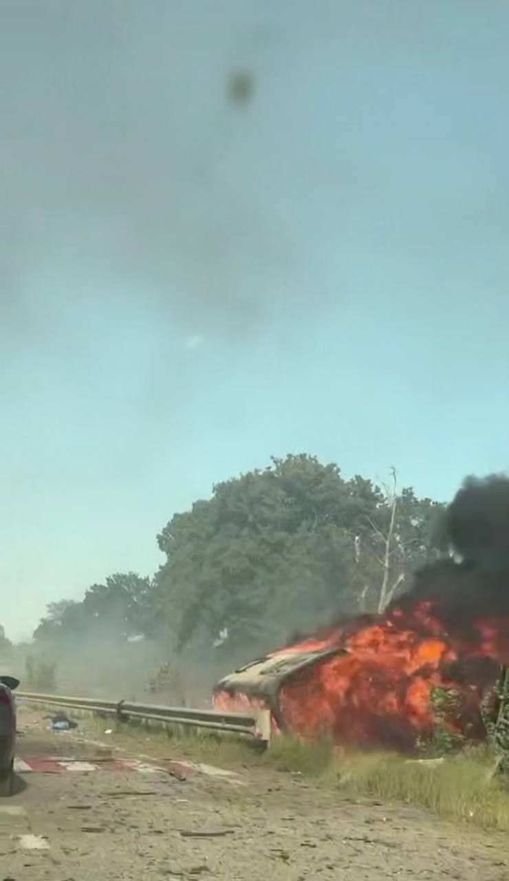 Вибухової хвилею автобус винесло на узбіччя.