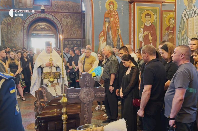 В Михайловском соборе в Киеве прощаются с погибшим пилотом F-16 Максимом Устименко, 3 июля 2025 г. Общественное/Никита Галка В Михайловском соборе в Киеве прощаются с погибшим пилотом F-16 Максимом Устименко, 3 июля 2025 г. Общественное/Никита Галка