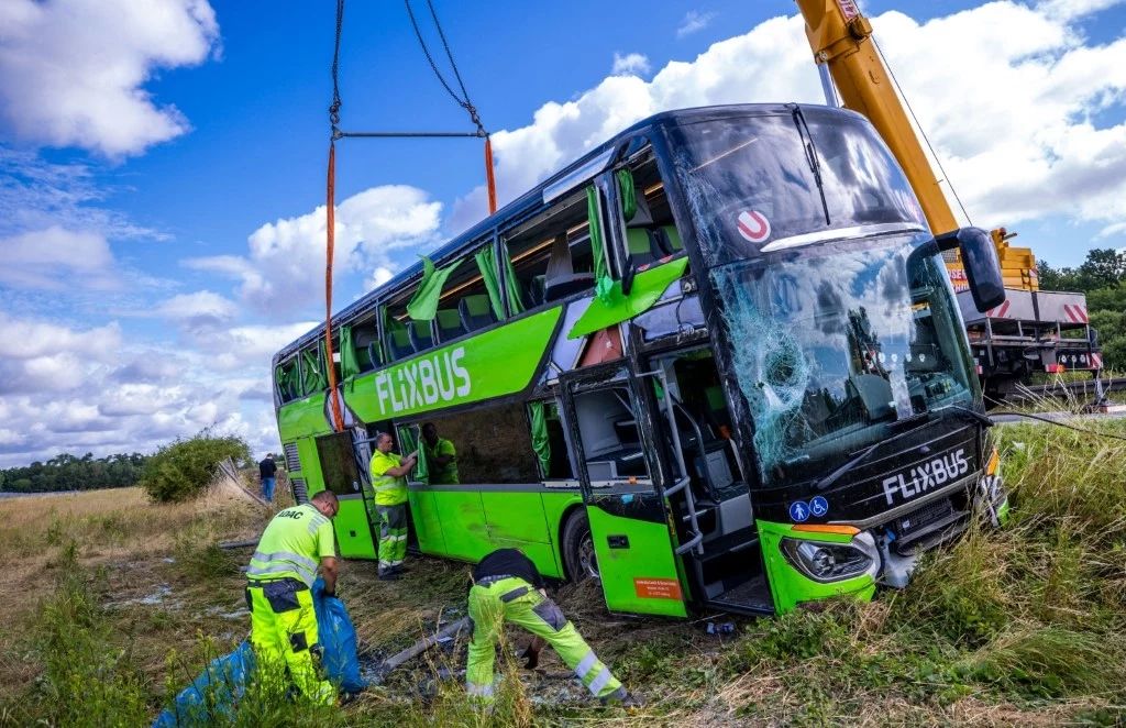 В Германии перевернулся автобус Flixbus: среди 54 пассажиров были украинцы.