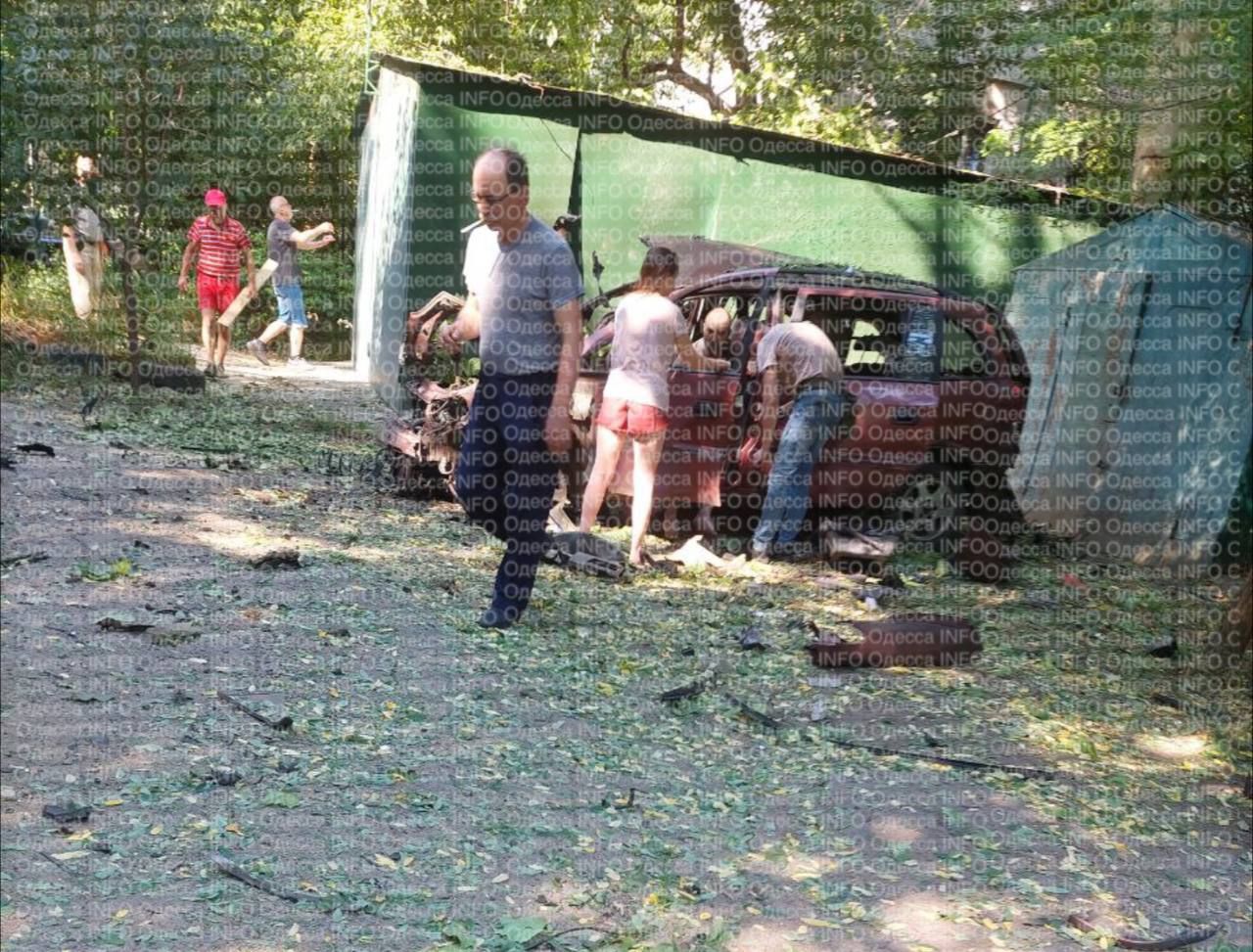 В Одессе взорвали автомобиль: пострадал мужчина - вероятно, военный 2