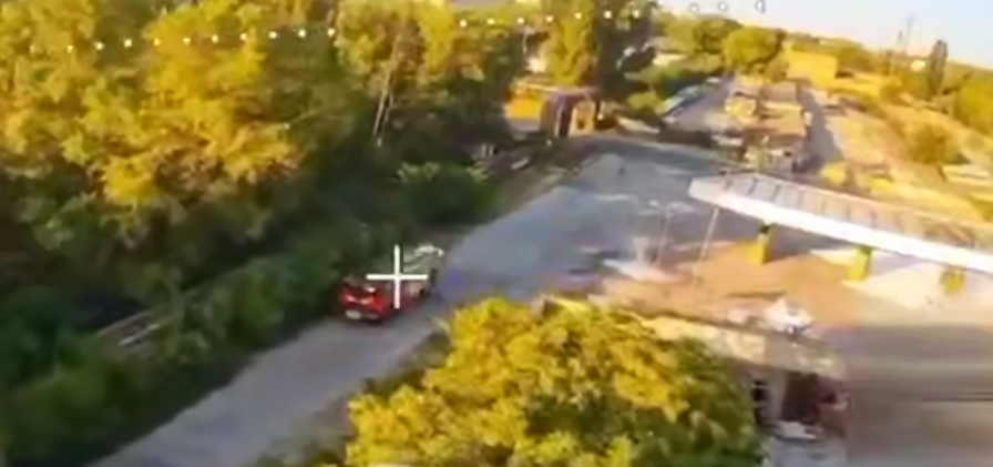 Росіяни навмисно наводять дрони на рятувальників. Скриншот з відео Росіяни навмисно наводять дрони на рятувальників. Скриншот з відео