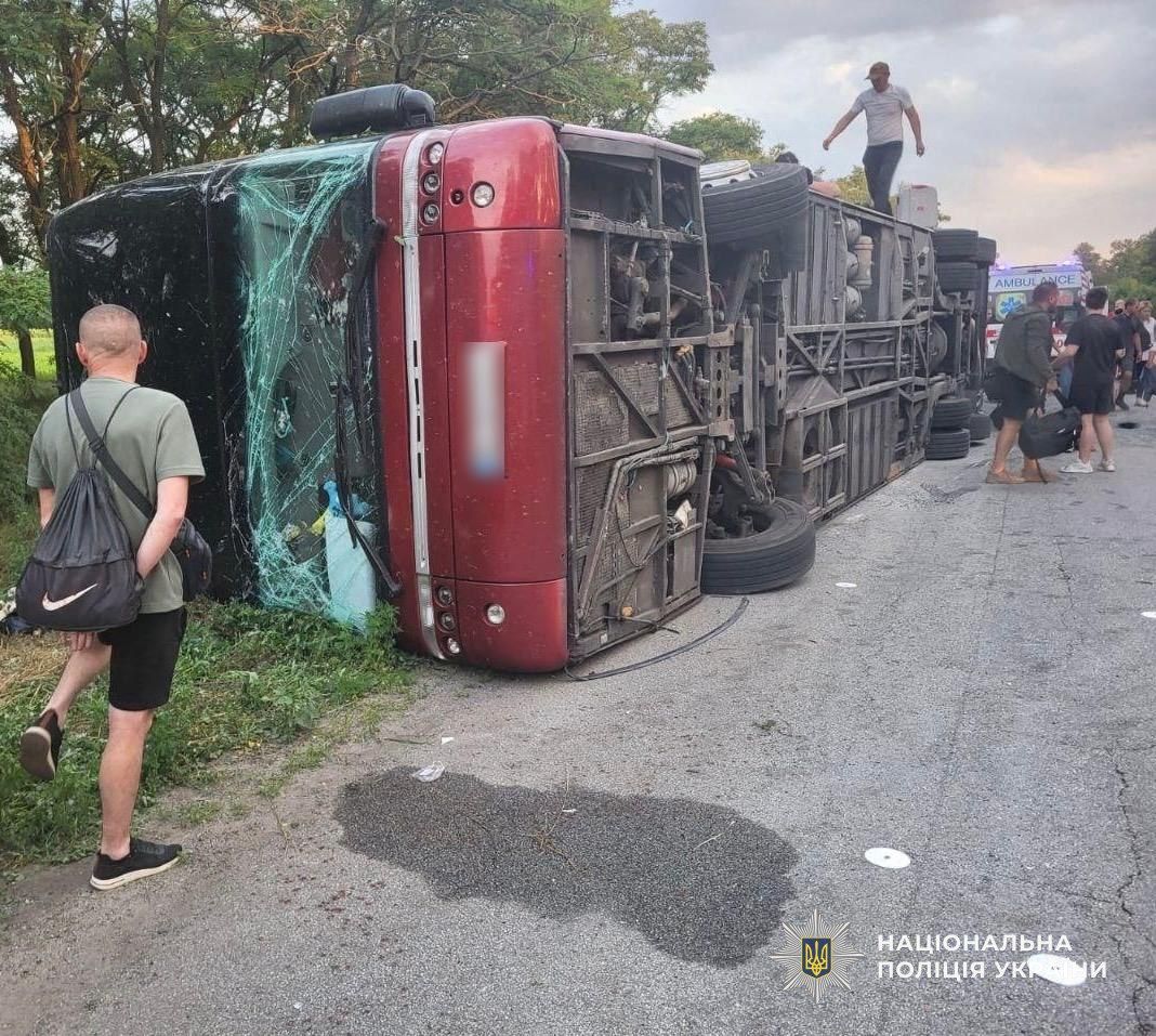 На Дніпропетровщині пасажирський автобус потрапив у смертельну ДТП (фото) 1