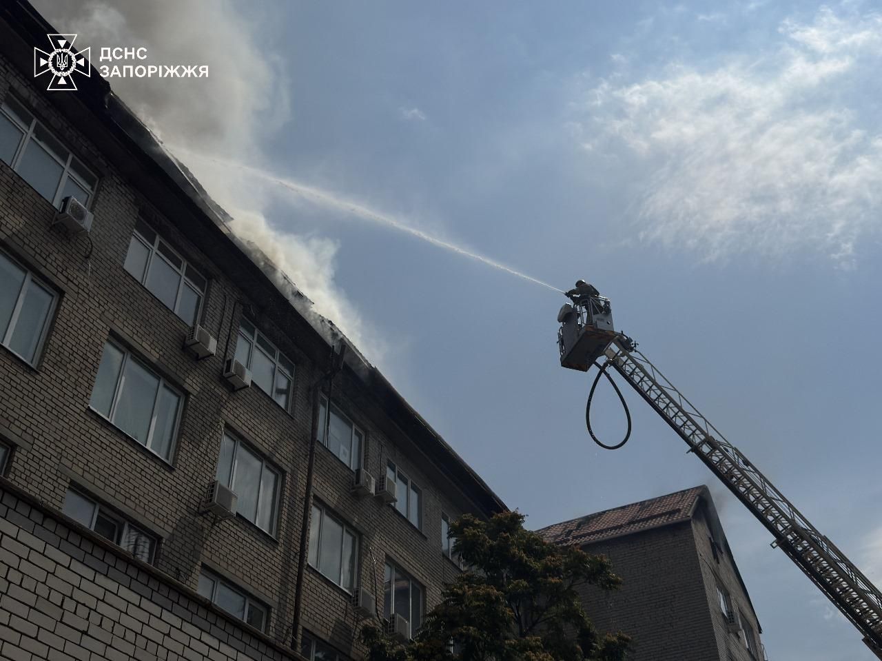 Сотрудники ГСЧС Запорожье тушат пожар