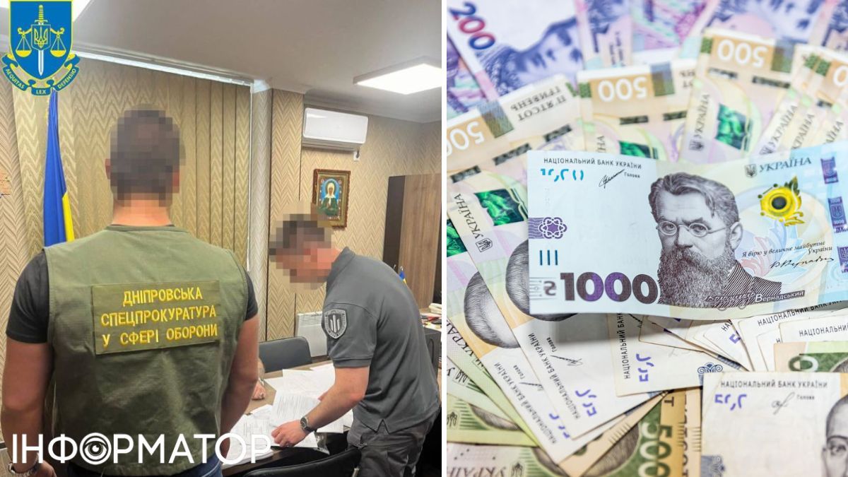 Правоохоронці ознайомлюють підозрюваного зі справою. Гроші. Фото: Військова прокуратура, Інформатор