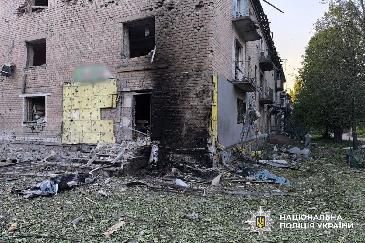 Будинок, зруйнований обстрілами і пожежею