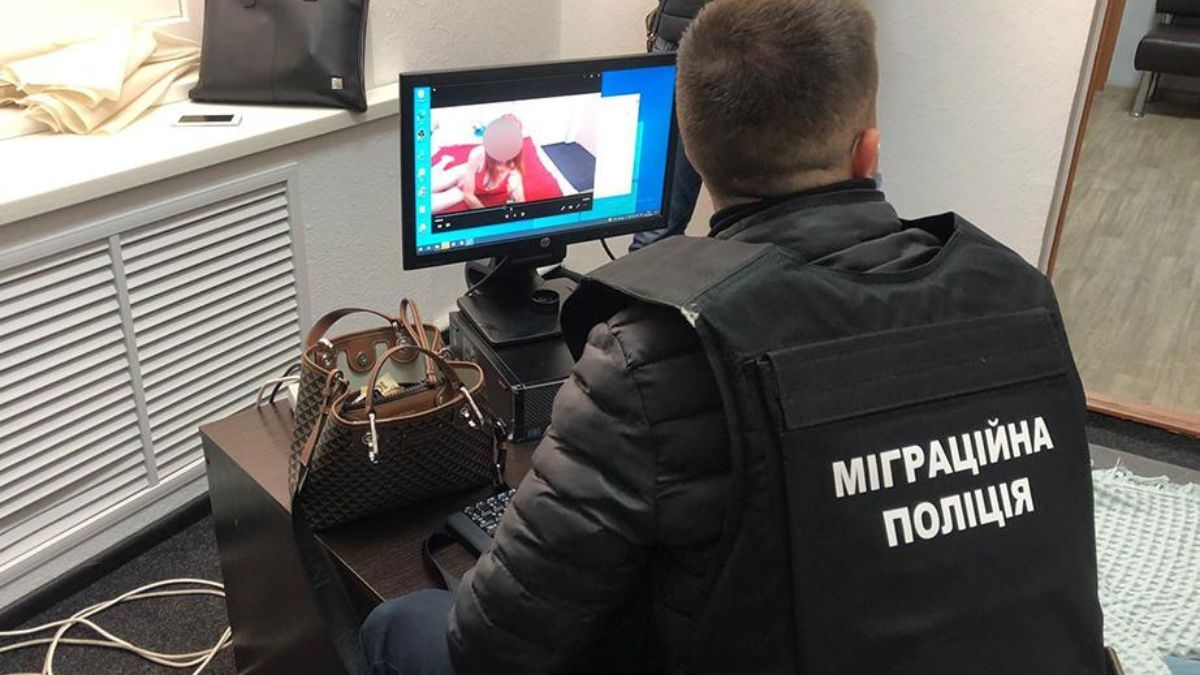 Поліція прийшла до моделі OnlyFans Фото: Національна поліція України