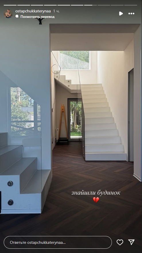 Во дворе имения есть лес, а с другой стороны сад с розами и малиной. Во дворе имения есть лес, а с другой стороны сад с розами и малиной.