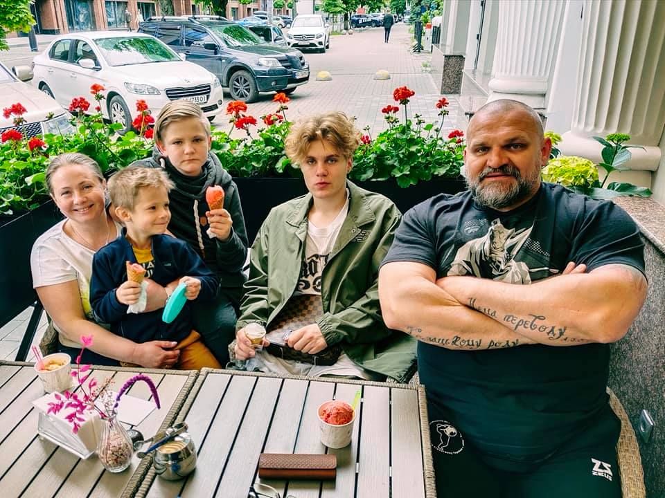 Дружина Вірастюка хочить від нього на дітей 80 тисяч гривень щомісяця Дружина Вірастюка хочить від нього на дітей 80 тисяч гривень щомісяця