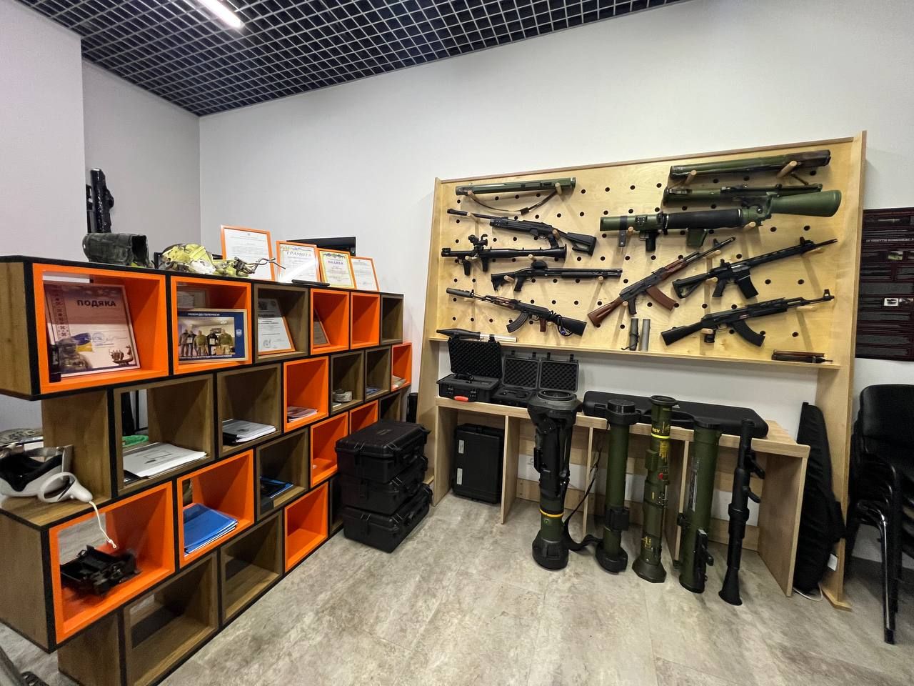 L7 розробила понад 50 тренажерів для ЗСУ із застосуванням лазерних та VR-технологій VR-реальність для ЗСУ: Інформатор побував в офіс та шоурумі L7 – там військові тренуються зі зброєю на бойових тренажерах 4