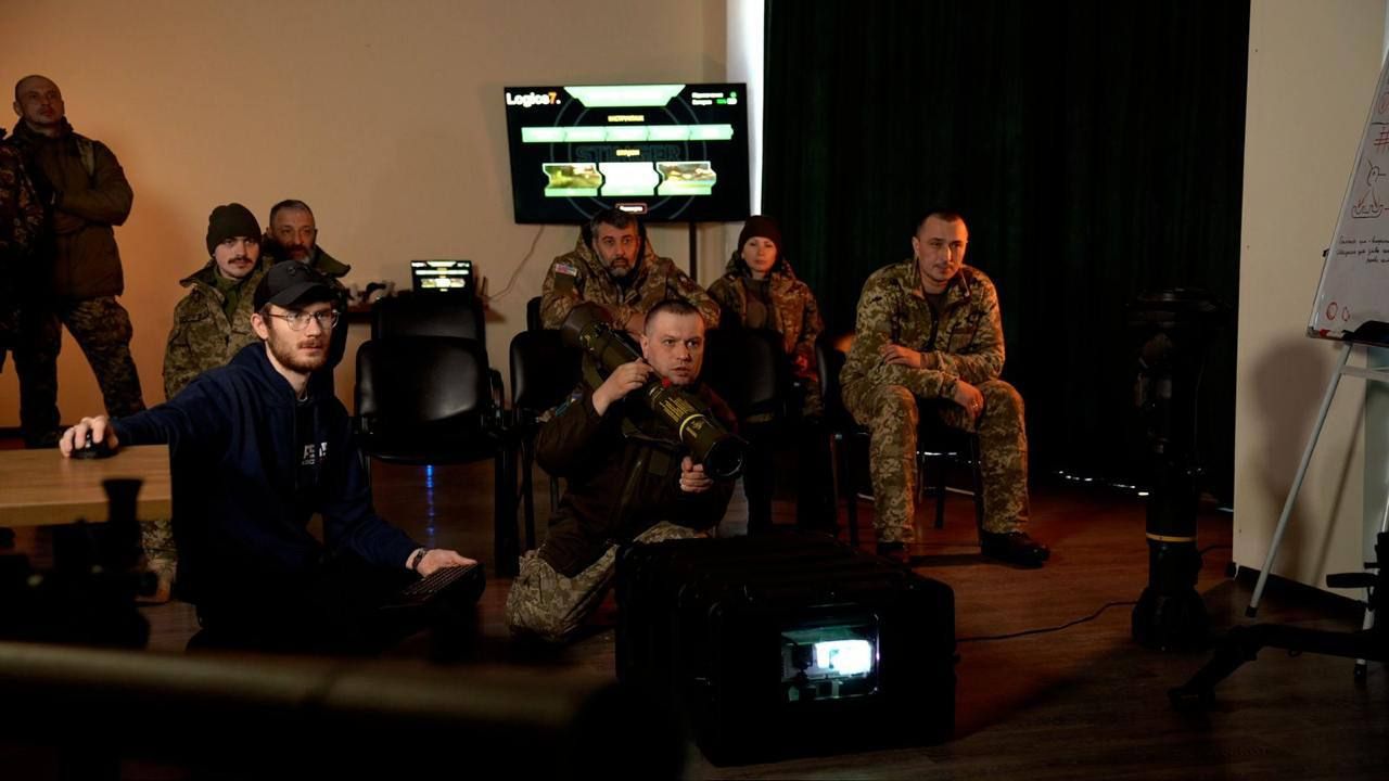 L7 розробила понад 50 тренажерів для ЗСУ із застосуванням лазерних та VR-технологій. VR-реальність для ЗСУ: Інформатор побував в офіс та шоурумі L7 – там військові тренуються зі зброєю на бойових тренажерах 1