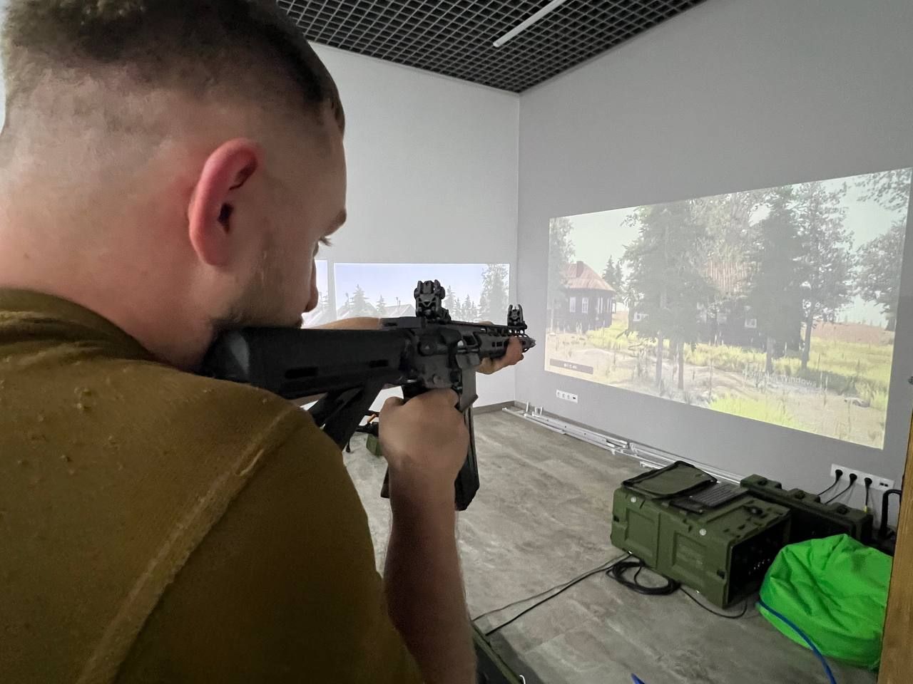 Симулятори вогневої підготовки рятують життя та заощаджують державі великі кошти. VR-реальність для ЗСУ: Інформатор побував в офіс та шоурумі L7 – там військові тренуються зі зброєю на бойових тренажерах 2